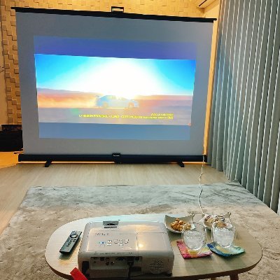 ご家庭向けにプロジェクターとスクリーンがレンタルできます。
映画、ゲーム、ライブなど大型スクリーンで自宅にいながら非日常をお楽しみいただけます。