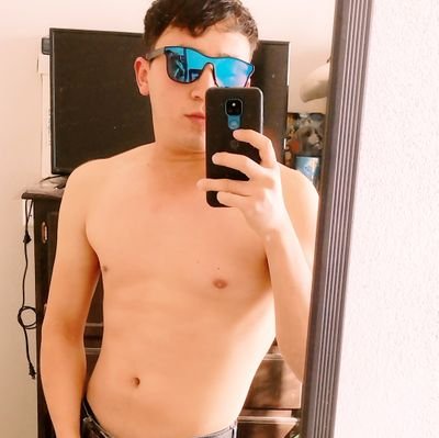 batarcho1's profile picture. Ángeles caídos,
impuros al tocar los deseos carnales,
dueños de lo efímero en la oscuridad,
amantes del martirio y la soledad.​