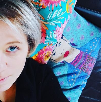 Journaliste freelance.
Féministe. Spécialiste de la question de genre et politique. 
Ne se sent pas safe sur Twitter, mais c'est un endroit de contact.