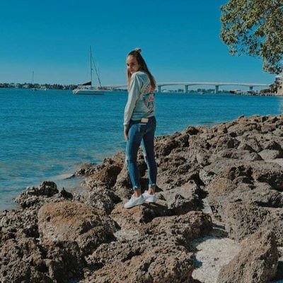 schshe1055's profile picture. Bee HAPPY 🐝