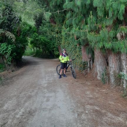 Abogado pastuso, amante del derecho penal y disciplinario, trabajó en Inpec 20 años. Padre, hermano. Le Gusta montar bici,  la radio y la lectura.