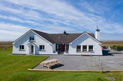 Luxury BnB Accommodation Uist. Beautifully refurbished in 2020, accommodates up to 8 guests, 4 large en suite bedrooms, parking & stunning views!