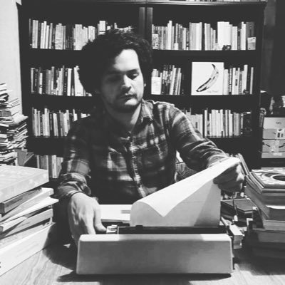 Autor de loa libros de poesía Óxido silvestre y La máquina de Warhol. Premio Internacional de Poesía Gonzalo Rojas 2017. PECDA 2020-2021. CENL 2018.