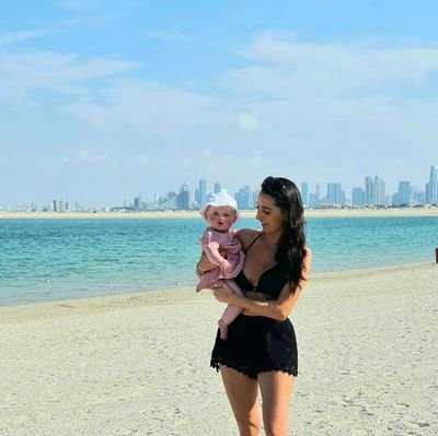 lauracm49's profile picture. 