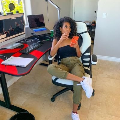 clara_lyon00's profile picture. 🧰| Entrepreneur & Mentor 🦧| Nft Enthusiast And Collector 🔑 | The Key to Success is to be a Good Listener
