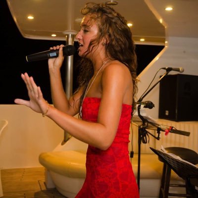 Howdy! From Wrexham, North Wales. Living in Surrey. Dancer/Singer/Actress