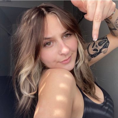 0queenemily0's profile picture. it costs a lot to look this cheap