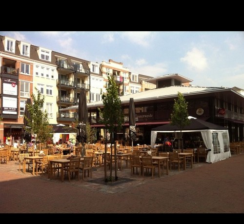 In het hart van Leidsche Rijn Frans-Italiaanse Brasserie| Van tosti tot kreeft. | Wine by the glass| Welkom  op het mooiste plein van Vleuterweide.