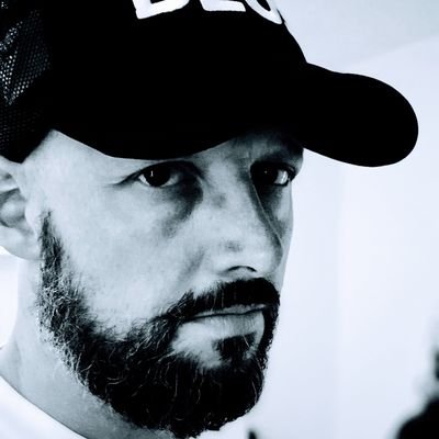 bleepynoises's profile picture. Inverted y-axis, lip balm. Will let you know what is and is not a volley