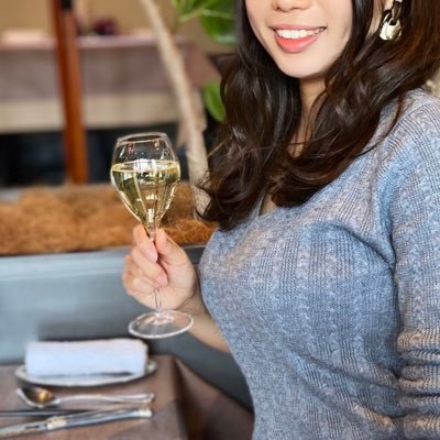 rikako_OL's profile picture. 28才/リベ大/2031年までにセミFIRE目指して資産運用実施中/🌸悩み多き総合職系女子🌸/ミニマリスト気味/旧帝→インフラの海外事業部→東南アジア駐在→（転職）→大手VC 【趣味】節約/海外旅行/NISA/インデックス投資
