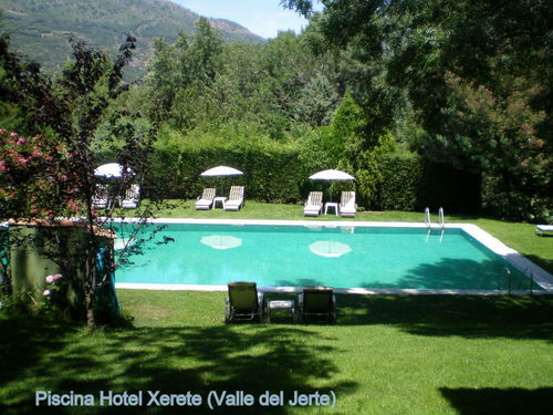 Un pequeño paraíso en el Valle del Jerte. Pequeño hotel acogedor y tranquilo. Habitaciones amplias y cómodas. Ambientes comunes llenos de confort. Piscina.