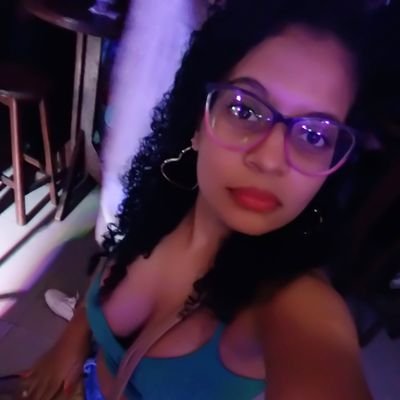uma jovem mãe solo, que enfrenta o mundo das mais diversas formas possíveis.