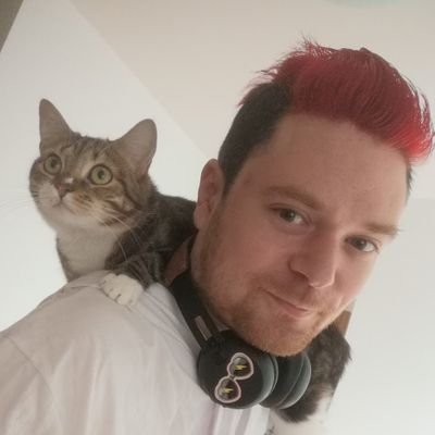 В шляпе и плаще, но не Боярский.
Люблю @Raffinee0, котиков, Прагу и пиво.