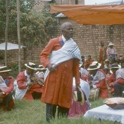 Opera des champs.
Troupe d artistes Paysans fondée par Ramilison Besigara en 1986.
Opera Hira Gasy de Madagascar. Remontant au XV eme Siècle