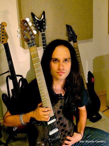 Músico, Produtor e Arranjador Musical. Guitarrista da Banda Anjos de Resgate (Twitter... em Construção)