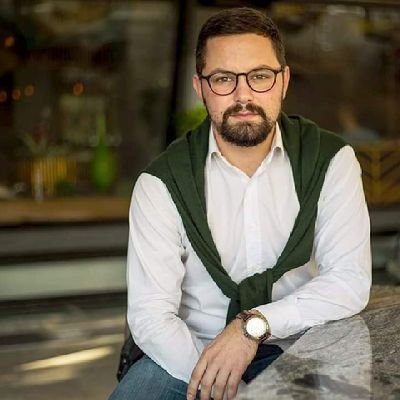 Stasavao u teatru, završio u amfiteatru.
Učitelj.