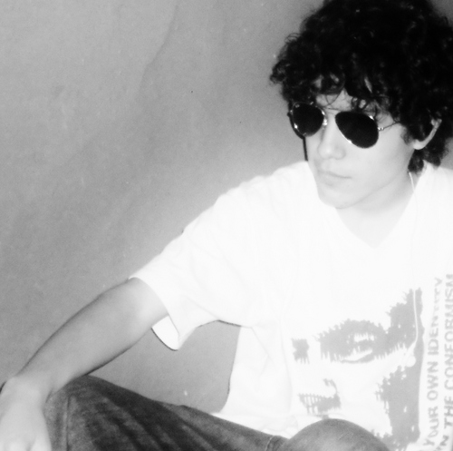 me gusta ser gracioso, ser buena persona con los demas,tener amigos de verdad tambien soy sensible y un poco celoso, tambien quiero poder ser cantante