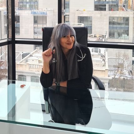 rozita_kh's profile picture. ‏‏در این دنیای که راهی جز رفتن و رفتن ندارند 
من ایستاده ام و به غبارهای آسمان شهرم خیره شدم