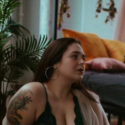she / her / hers •perpetually sleepy• will tell you about plants and your birth chart• 💖💜💙