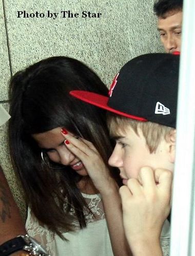 hello :) panggil saya acitss saya suka semua yang berbau bieber :* hehe