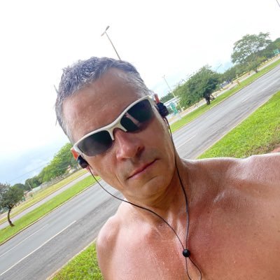 \O/ Professor de Educação Física. Católico. Marido. Pai. Conservador. Armamentista. \O/ 🚫DM🚫