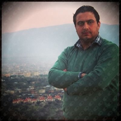Klinik Psikolog.
Baba ve eş.
Okur-yazar, okuduğunu düşünür.
Anlamaya çalışır, işi budur...