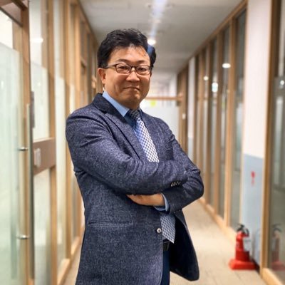 진보나 보수의 가치를 말하기 전에 '민주주의자'가 되어야 한다. 민주주의는 절차나 과정을 통해서 일정한 가치를 구현하고자 했던 것. 생각하는대로 살지 않으면, 사는대로 생각하게 된다.