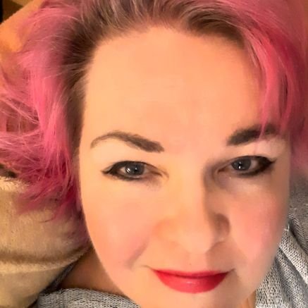 Entinen enkeli,ujo harmaa hiirulainen,nykyään päätään aukova kyyninen paska. Glambert,The Queen, animals,music,tattoos.Kahden ihmispojan,kolmen kissapojan mama.