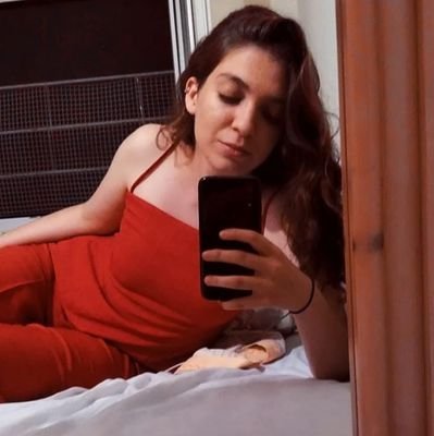 Me gusta la música y las noches llenas de estrellas. Cuatro cuerdas. • Porque fueron, somos. Porque somos, serán. •🔻