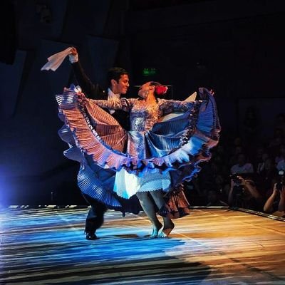 ペルーの伝統舞踊「マリネラ」を学ぶために脱サラし、ペルーのトルヒーヨ市に夫婦で移住。プロマリネラダンサーとして日々活動しながら、日本人初のマリネラ世界チャンピオンを目指してます。