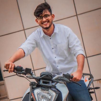चिड़िया चोंच भरि ले गई, घट्यो न नदी को नीर ।
दान दिये धन ना घटे, कहि गये दास कबीर ॥
अर्थ : जिस तरह चिड़िया के चोंच भर पानी ले जाने से नदी के जल में कोई कमी नहीं