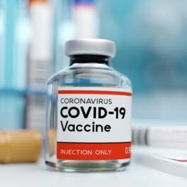 Progres očkovania proti covid-19 na Slovensku. Je potrebné zaočkovať aspoň 60% populácie (cca 3,3 mil ľudí).  Zdroj: https://t.co/qYlPonDqkK Inspired by @vaccine_bar