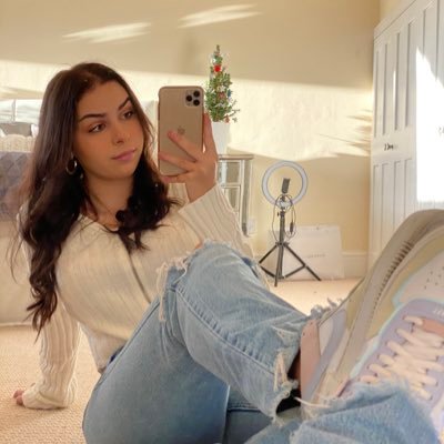 outerspaceclo's profile picture. 🍂🪐🧋🧸🏹🤎