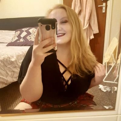 AmieKate_18's profile picture. 