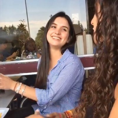 andreacascon's profile picture. si no está en tus manos, no merece estar en tu cabeza