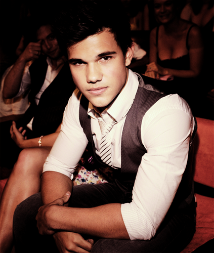 TaylorLauutner's profile picture. I'm back.