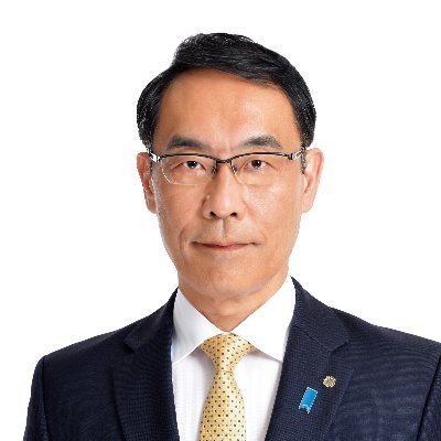61歳。埼玉県川口市で生まれ育つ。彩の国国際貢献賞受賞、元埼玉親善大使。慶應義塾大学卒。外務省の調査員・書記官として奉職。2005年より5年間、防衛省防衛戦略委員会委員。2010年から埼玉県選出の参議院議員。2012年防衛大臣政務官。2023年8月埼玉県知事選挙再選(連続2期目)