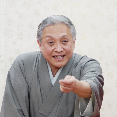 1957年6月大阪市福島区生まれ。1975年1月五代目枝鶴に入門。 2010年10月に六代目笑福亭枝鶴を襲名させてもらいました。