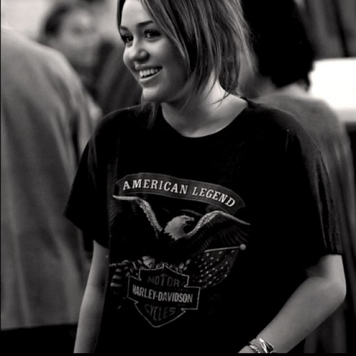 emomazingmiley's profile picture. O.o Looks like a backup account to me... [; FOLLOW.