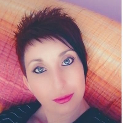 Sono una donna solare, simpatica affidabile, allegra, coccolona con chi lo merita ovviamente!!! 😉😉😉
