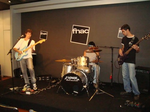 Integrantes da banda : Rafa Moraes @rafamoraes82 (vocal e guitarra), Victor Santos (bateria), Rodrigo Telles @_drigovieira (baixo)