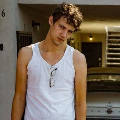 Henningmay3's profile picture. Hurra, diese Welt geht unter! 💀

 💕