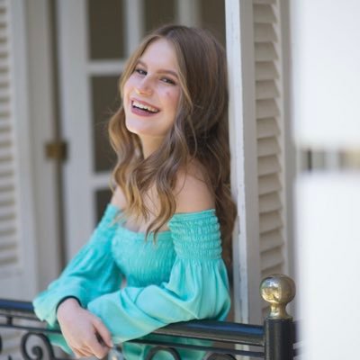 laura_chequer's profile picture. •IC 4521•