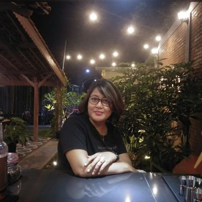 valentinaanjar1's profile picture. owner valentiens batik