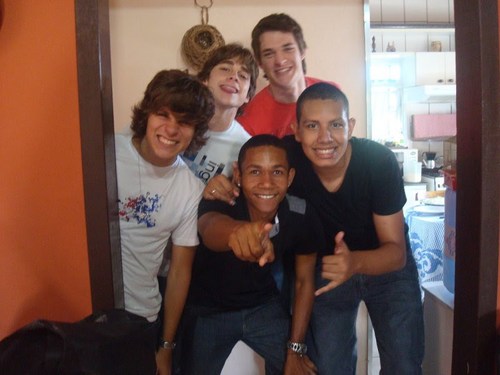gaucho,gremista doente
busco perfeição nas coisas que faço 
e procuro ser amigo de todo mundo =)
nao sou bom em escrever sobre mim =/