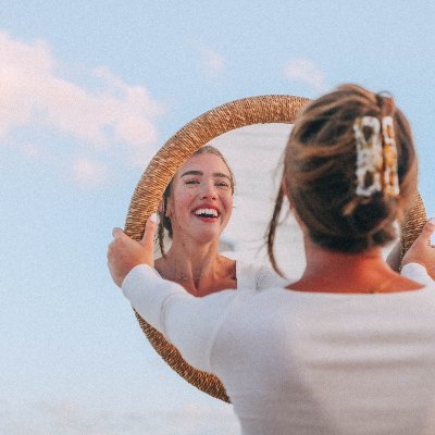 thekellygee's profile picture. 🦋 Personal Transformation Coach & Freedom Cheerleader 
Oat milk lattes & podcasts are my happy place