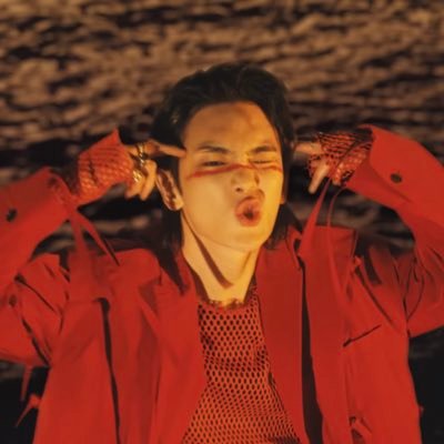 bluemingmooning's profile picture. reverting back to my hs shawol phase from 2012