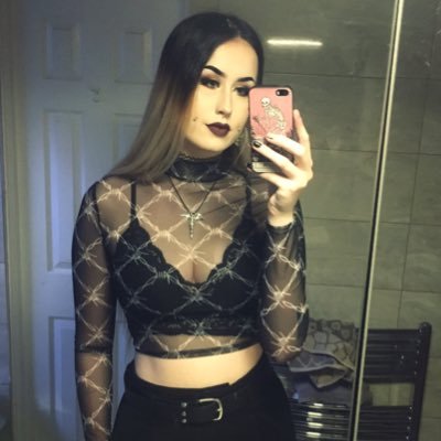 heatherrose98_'s profile picture. 25. Art makeup movies 👻 I’ll put a spell on u x Depop: HeatherRosee