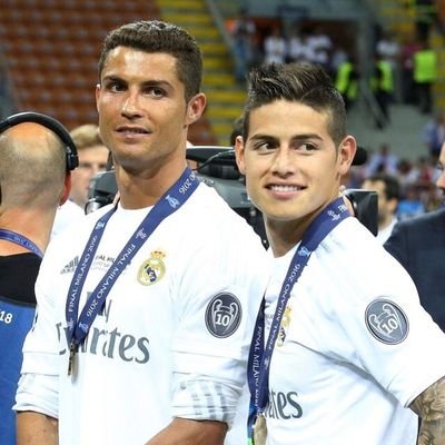 ارى فيك مالا يراه الأخرون فدعهم في عميانهم لايبصرون، وحدك يا الدون تغنيني عن الكون، يرقي سماء و يخلي القاع للقاع هيبة وشموخ وعز من مسماه
♥️Hala Madrid✨