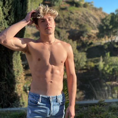 another day in the life. Follow the insta (Ashtonpavlow)